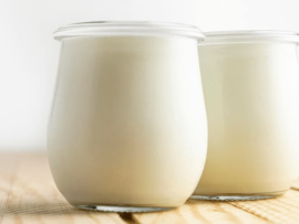 Iogurte grego vs. Iogurte natural: quais as diferenças entre eles?
