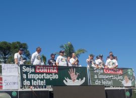 Produtores de leite participam de manifestação em SC